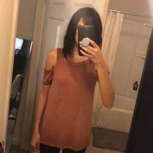 Cute t-shirt with cut out shoulders.